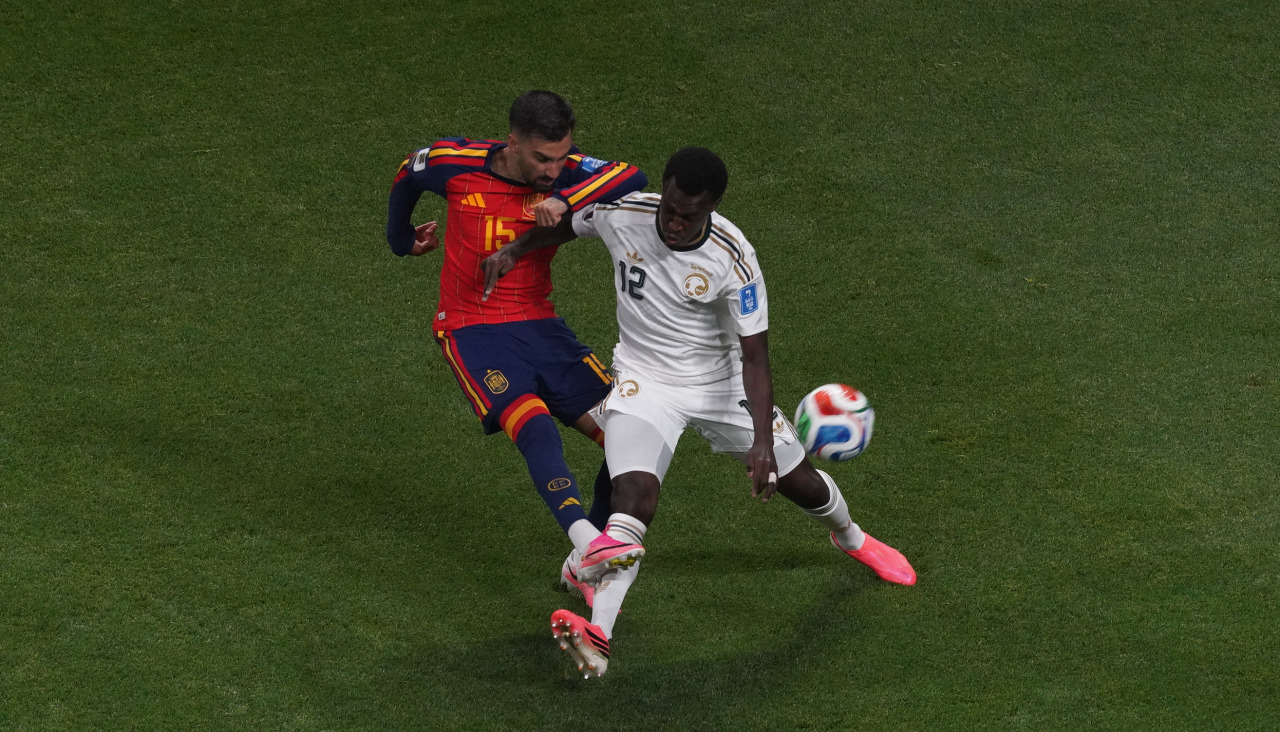 Baena pelea por un balón ante un rival