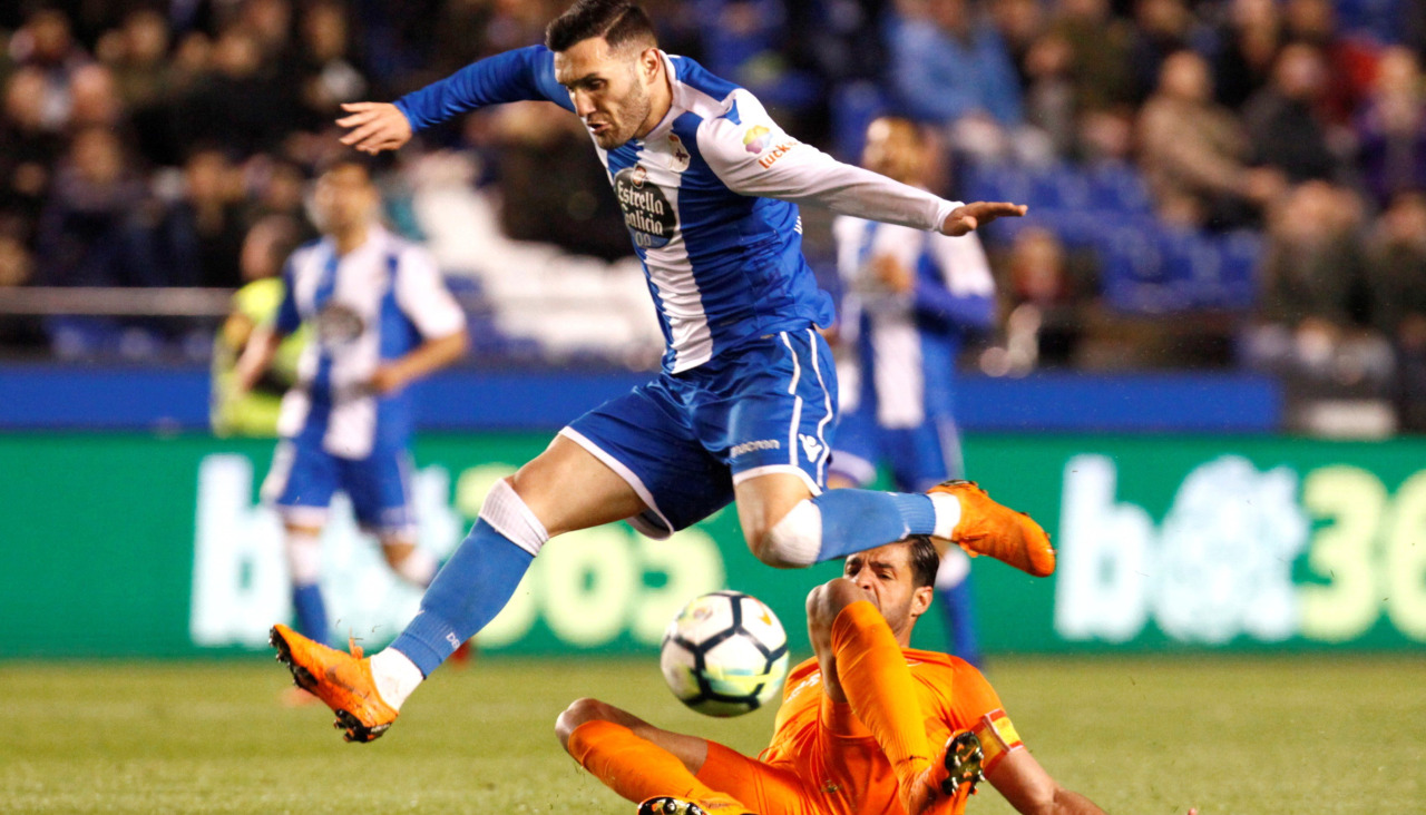 Lucas Pérez salta sobre Miguel Torres en el último duelo entre Dépor y Málaga en Primera, en 2018