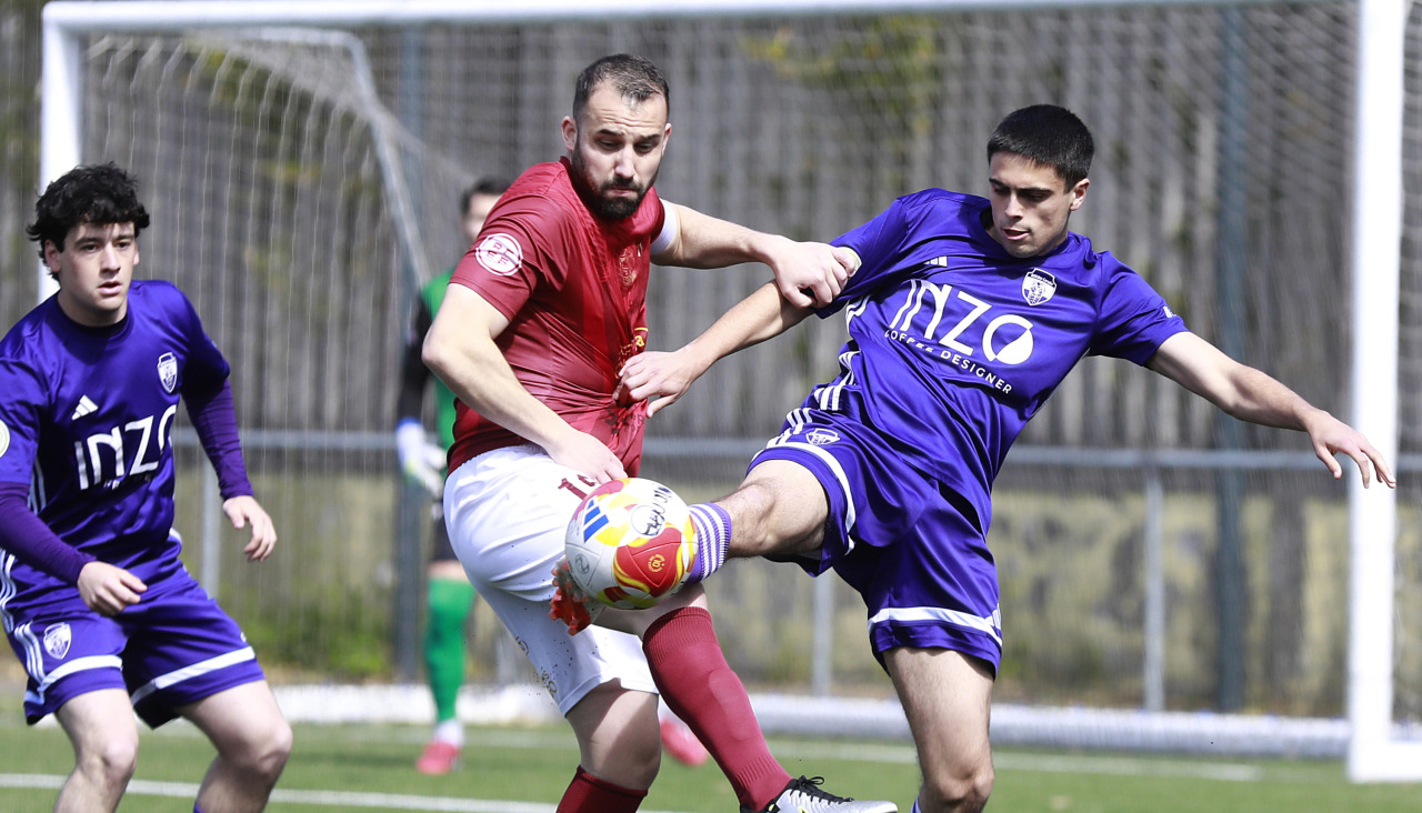Partido entre Montañeros y Estradense disputado en Elviña el pasado mes de abril