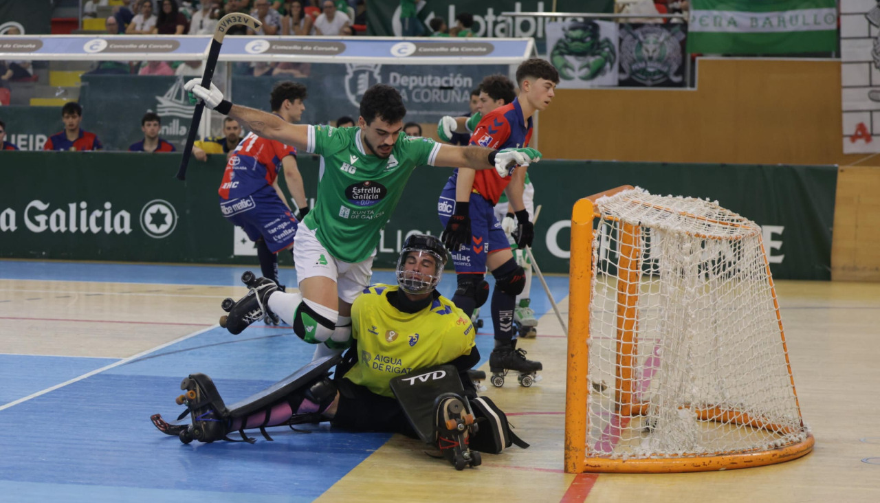 Bruno Saavedra pasa por encima de Arnau Martínez, portero del Igualada, en el primer partido de la final del playoff disputado en el Palacio de Riazor