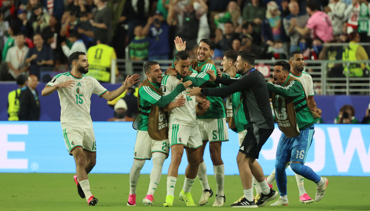 Jugadores de Argelia celebran un gol este lunes, en un partido del grupo J del Mundial de la FIFA 2026 entre Jordania y Argelia en el estadio Levi's en Santa Clara (Estados Unidos). EFE/ Miguel Gutiérrez