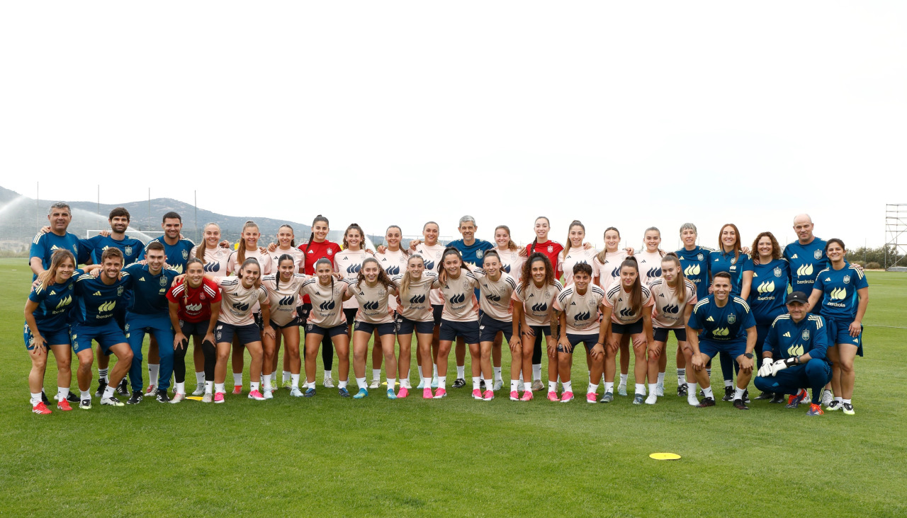 Selección española sub-19, con Redru y Lucía Rivas (quinta y sexta jugadora arriba empezando por la izquierda)