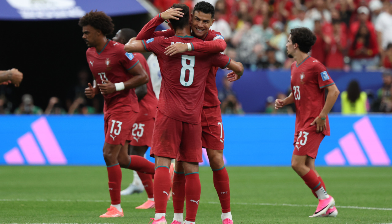 El delantero portugués Cristiano Ronaldo celebra un gol y se abraza con Bruno Fernandes