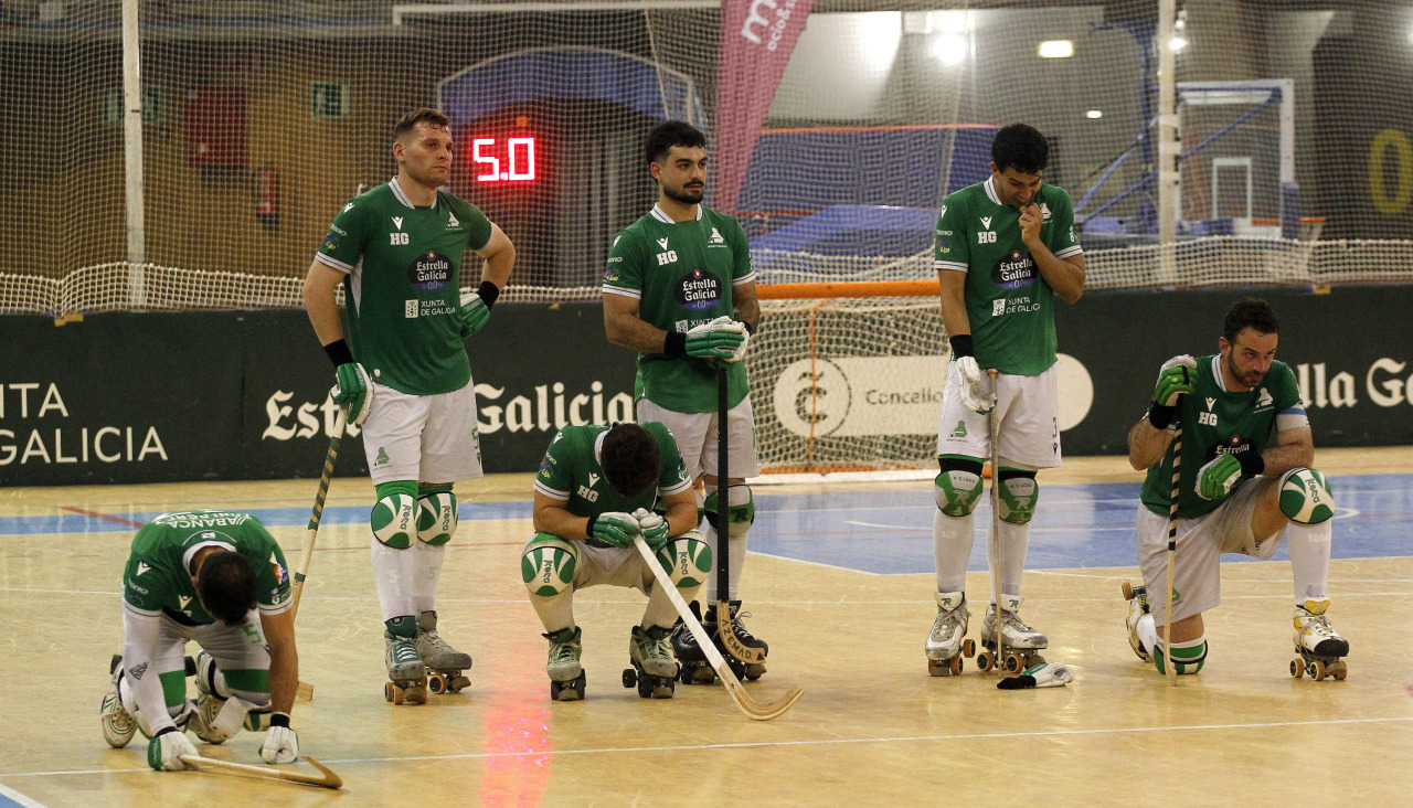 Los jugadores del Liceo tras perder la Liga en los penaltis del quinto partido
