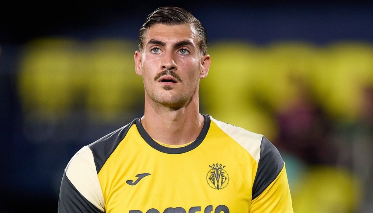 Diego Conde durante un calentamiento con el Villarreal
