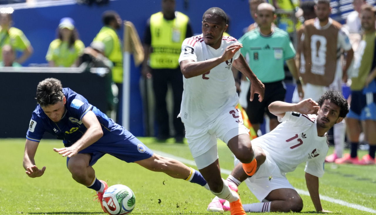 Ermedin Demirovic, de Bosnia-Herzegovina,lucha con Pedro Miguel y Ahmed Al-Ganehi