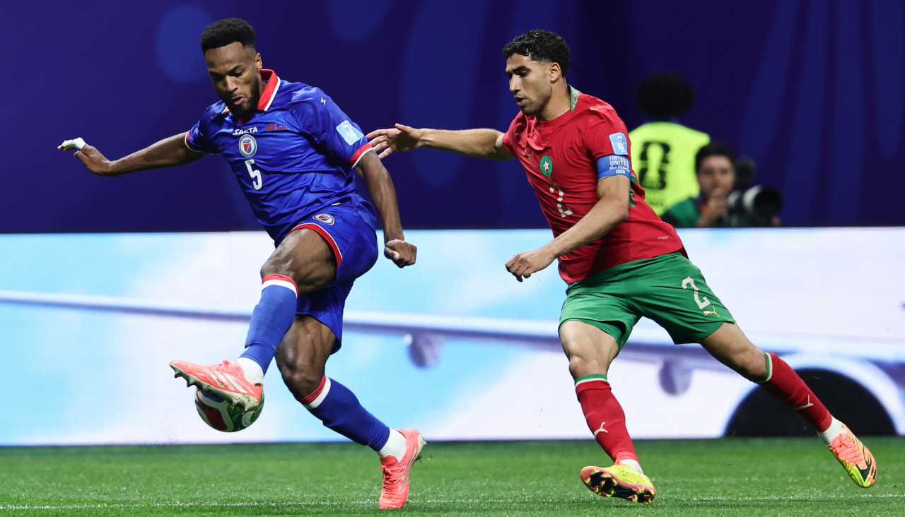 Hakimi presiona a Delcroix en el último partido de la fase de grupos del Mundial del Grupo C