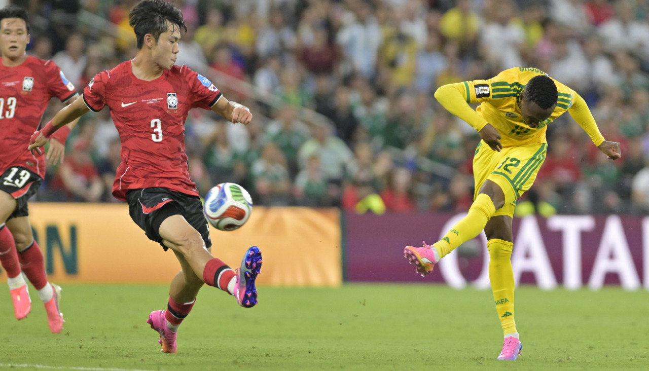 GR4259. MONTERREY (MÉXICO), 24/06/2026.- Thapelo Maseko (d) de Sudáfrica remata frente a Lee Gihyuk de Corea del Sur este miércoles, durante un partido del grupo A del Mundial de la FIFA 2026 entre Sudáfrica y Corea del Sur en el estadio BBVA en Monterrey (México). EFE/ Miguel Sierra