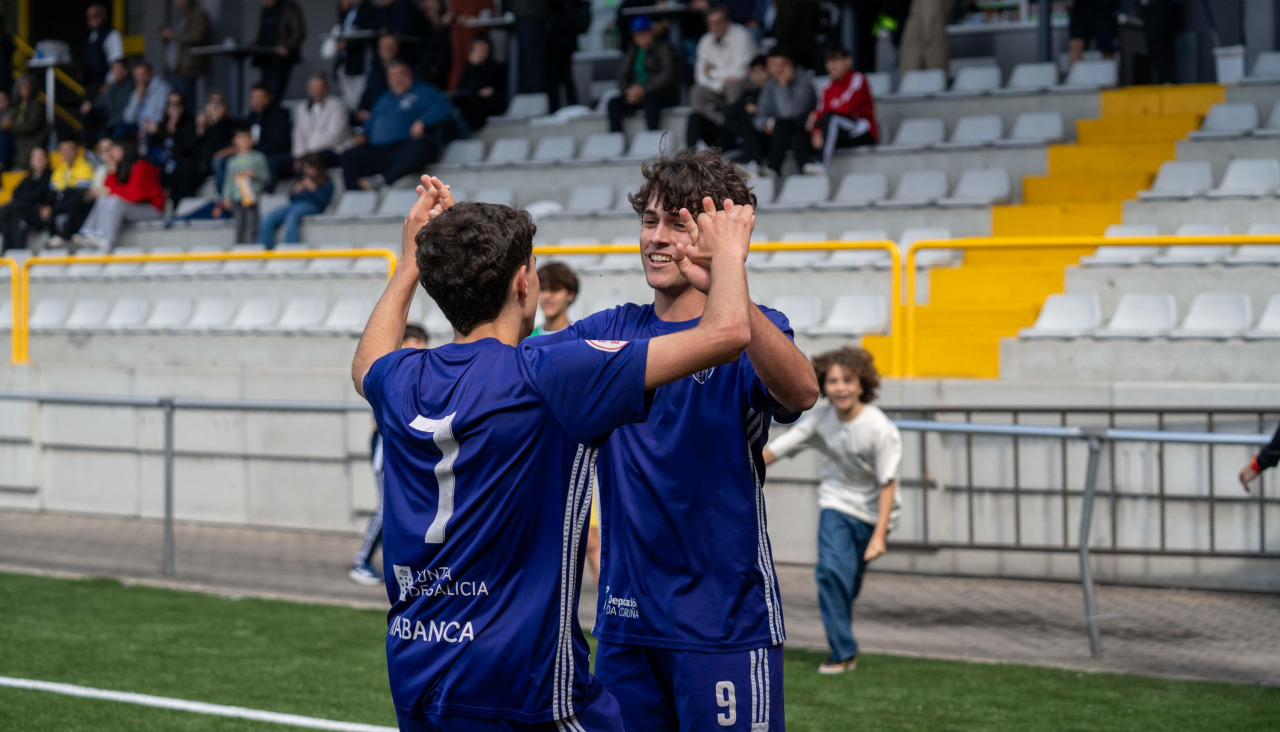Dos jugadores del Montañeros Juvenil celebran un gol