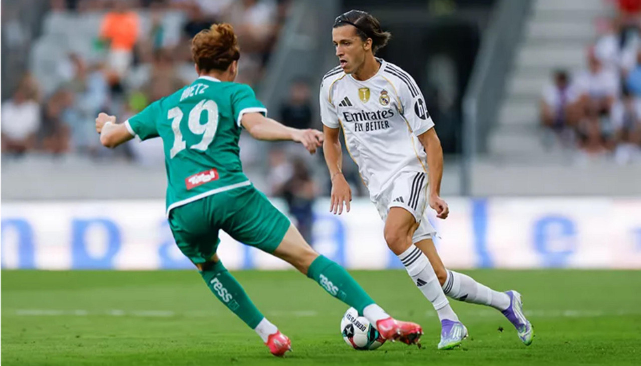 Álvaro Carreras, durante un encuentro con el Real Madrid