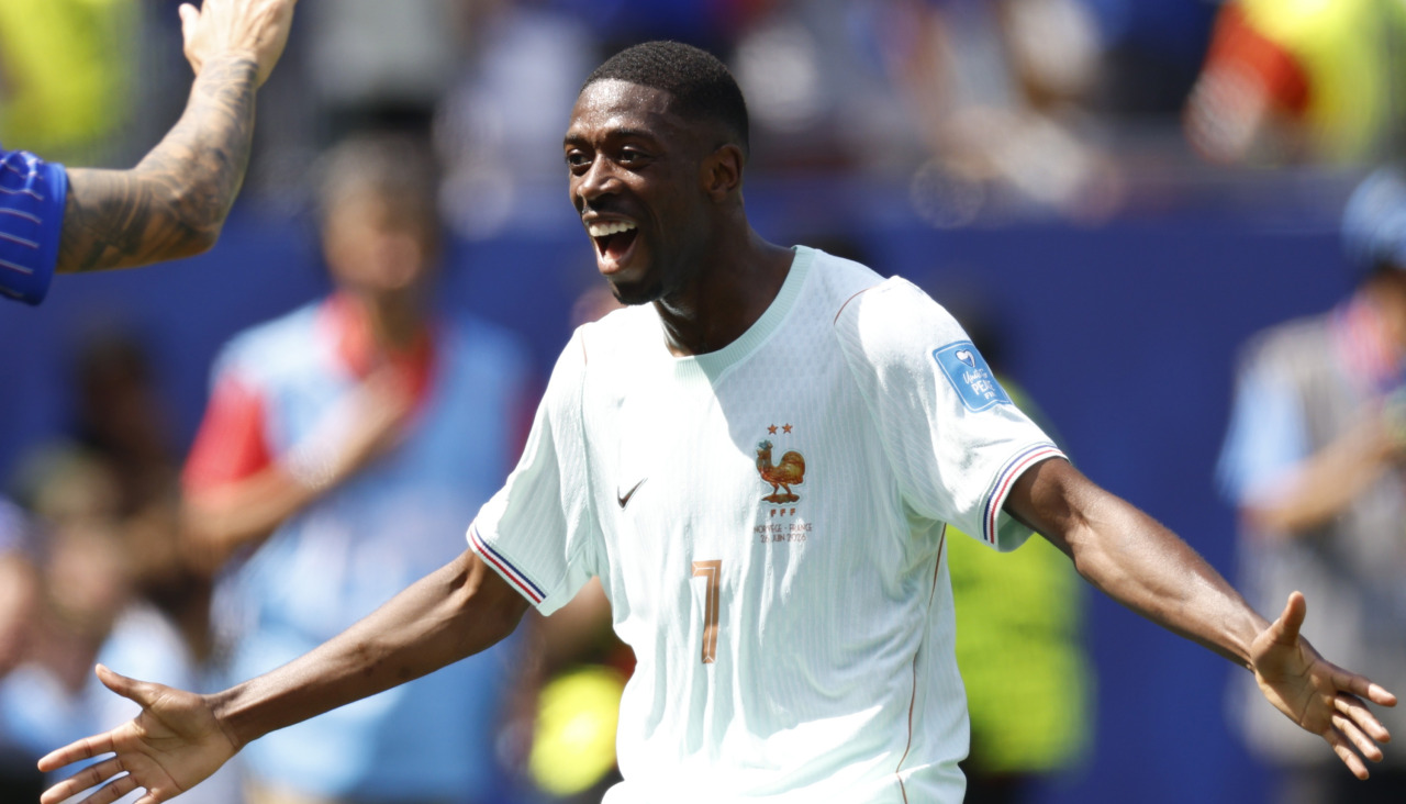 Dembélé celebra el segundo de los tres goles que marcó ante Noruega