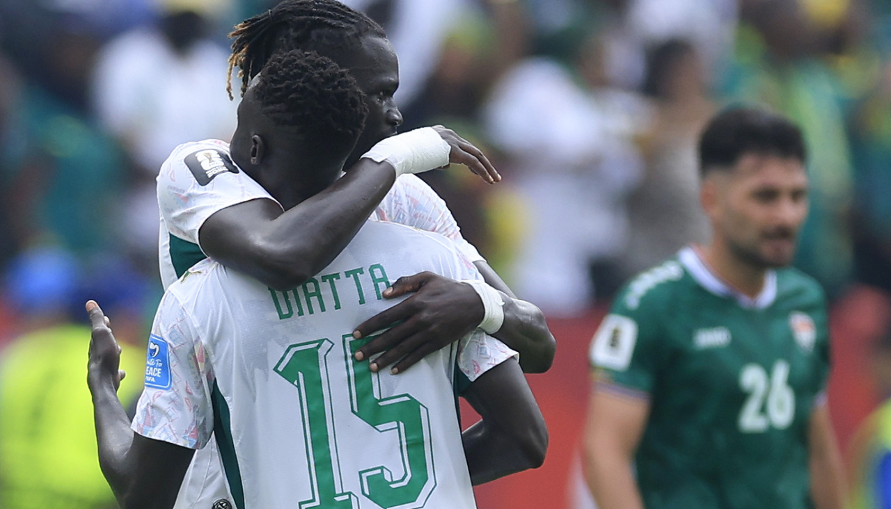 Krepin Diatta (i-adelante) y Pathe Ciss de Senegal celebran uno de los goles