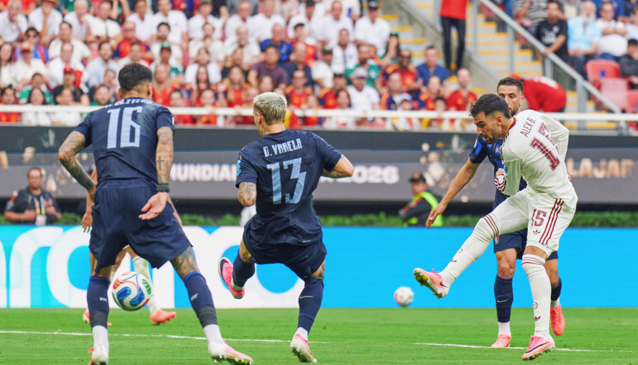 Gol de Álex Baena a Uruguay