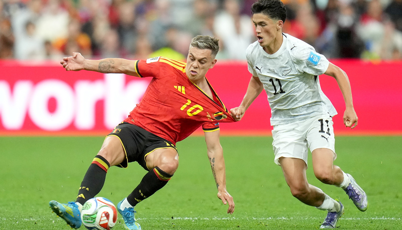Elijah Just, autor del gol del honor neozelandés y de tres en el torneo, agarra a Leandro Trossard, que marcó los dos primeros goles de Bélgica ante los 'kiwis' en Vancouver