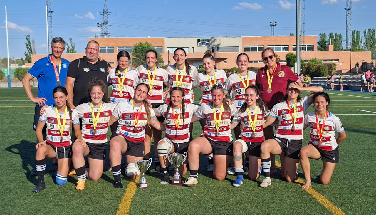 La plantilla del CRAT de seven, con los trofeos ganados en Madrid