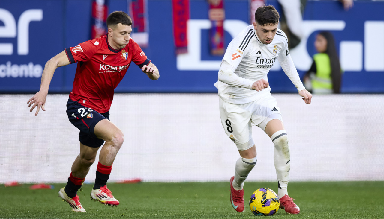 Abel Bretones presiona a Fede Valverde en un duelo ante el Real Madrid