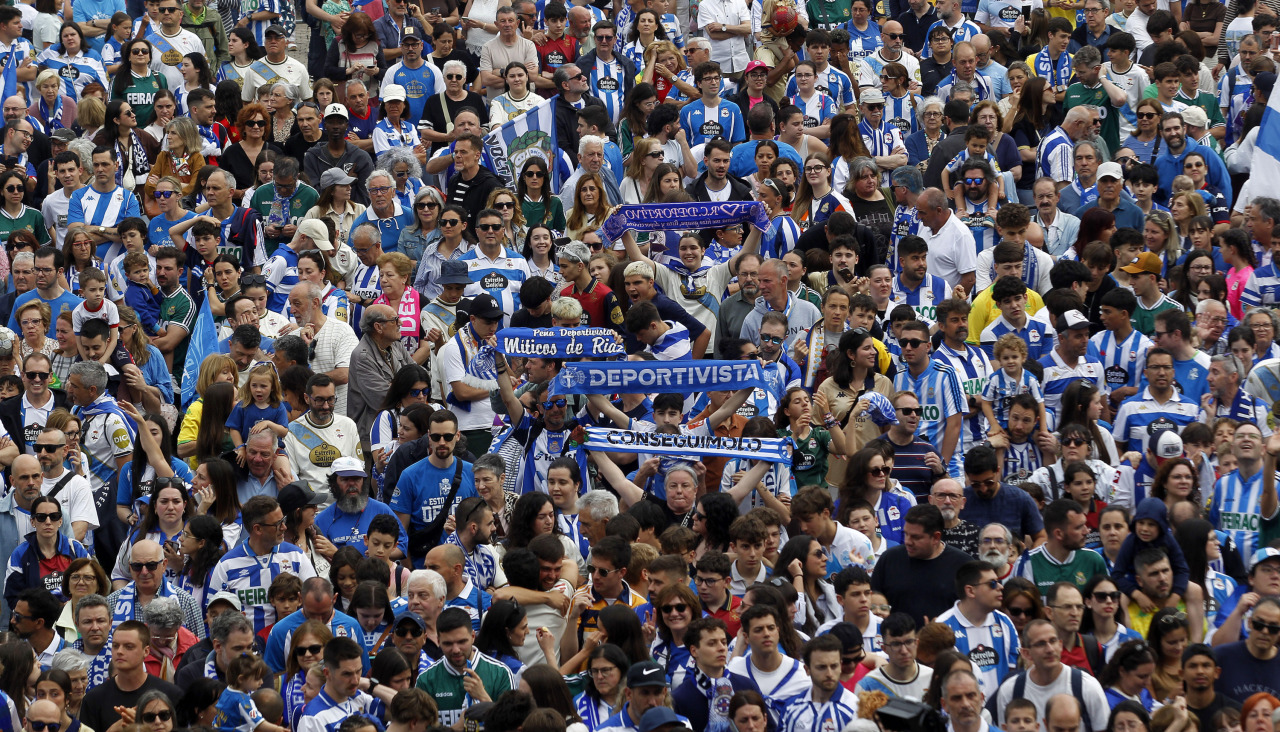 Decenas de aficionados en la plaza de María Pita durante la recepción al Deportivo en el ayuntamiento por el ascenso a Primera División