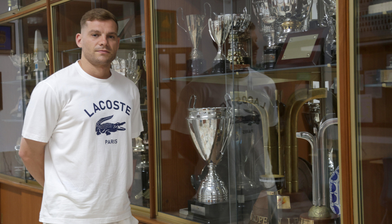 César Carballeira, en la vitrina de trofeos del colegio Liceo