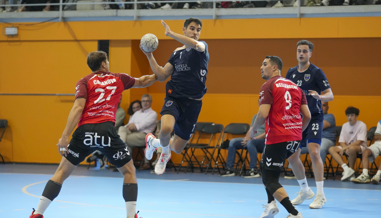 Álex Chan se prepara para lanzar a portería contra San Pablo Burgos