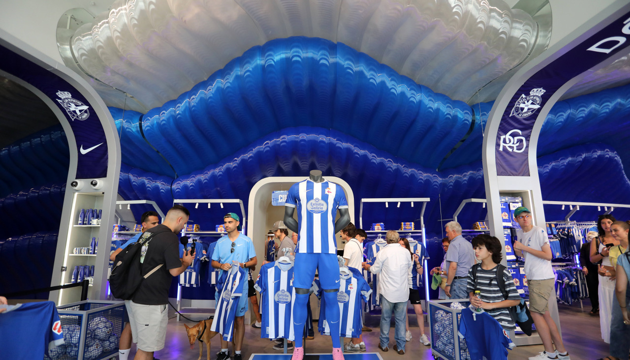 Interior de la DéporTienda de Riazor con las prendas de Nike