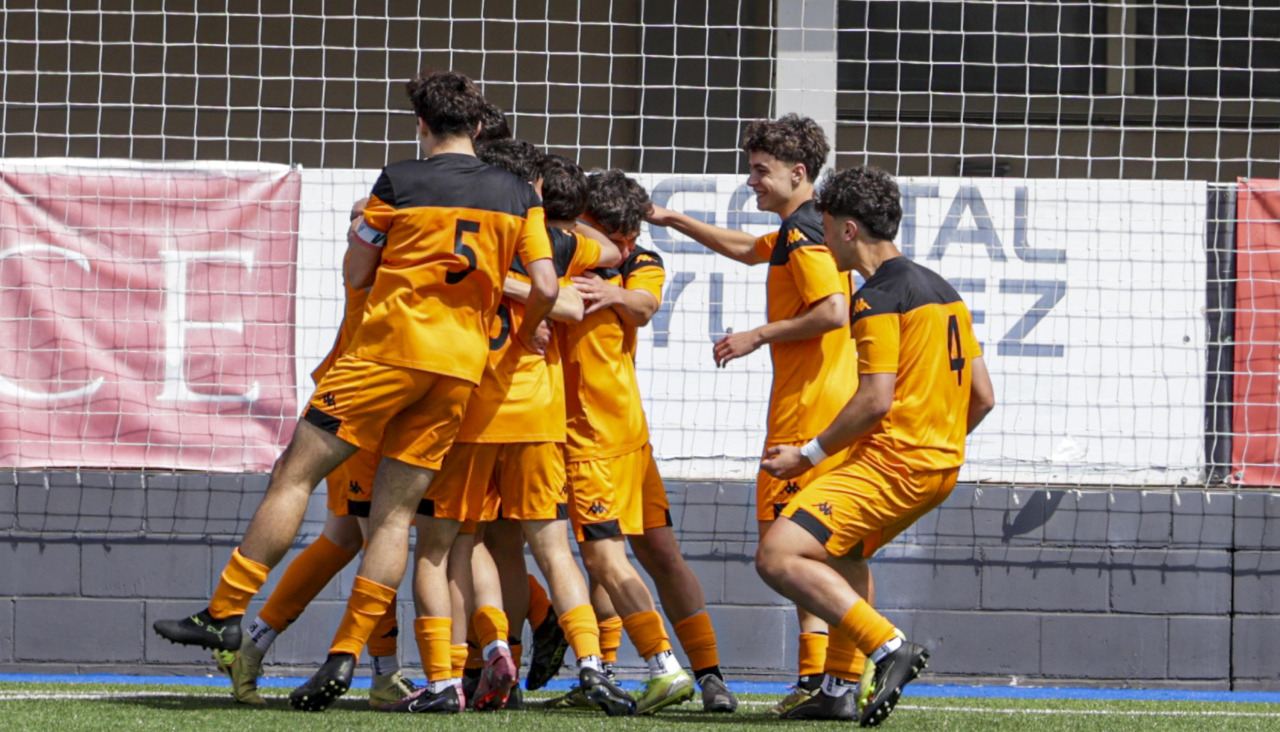 El Victoria juvenil celebra un gol ante el Arteixo