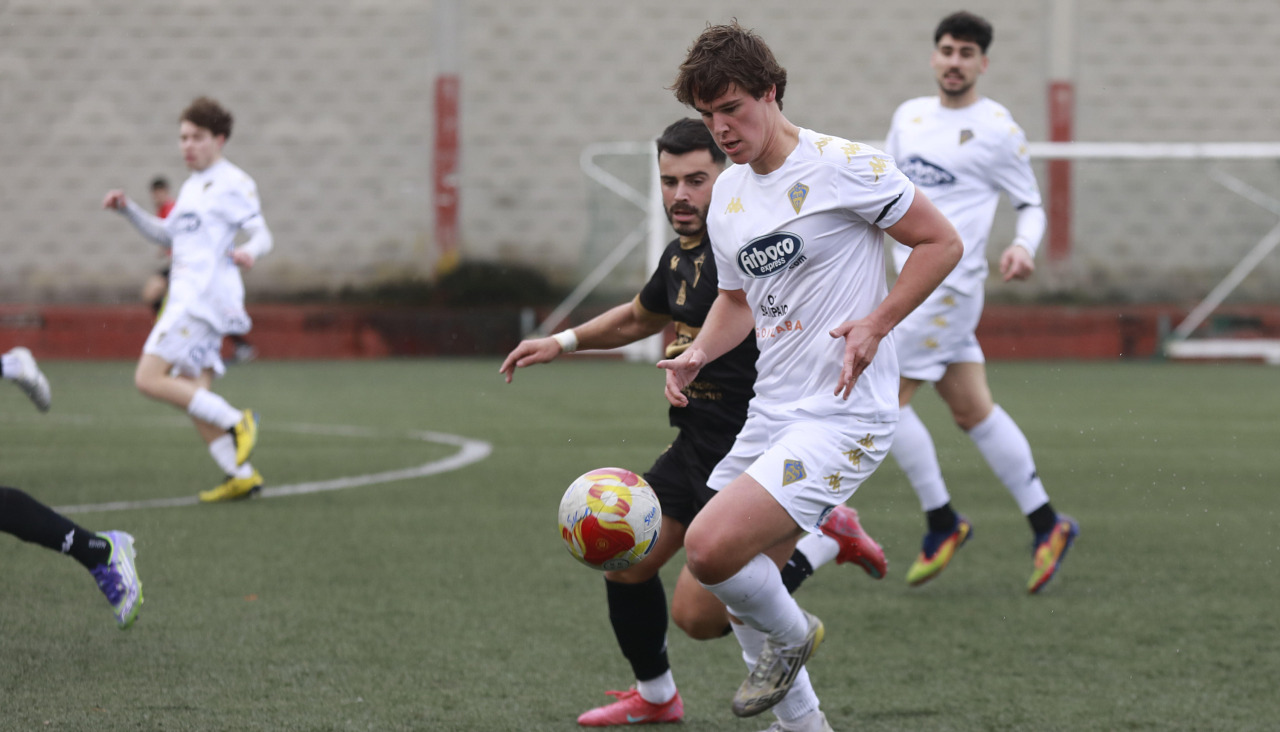 Iago Pérez pelea por un balón durante el Silva-Arosa de la pasada temporada