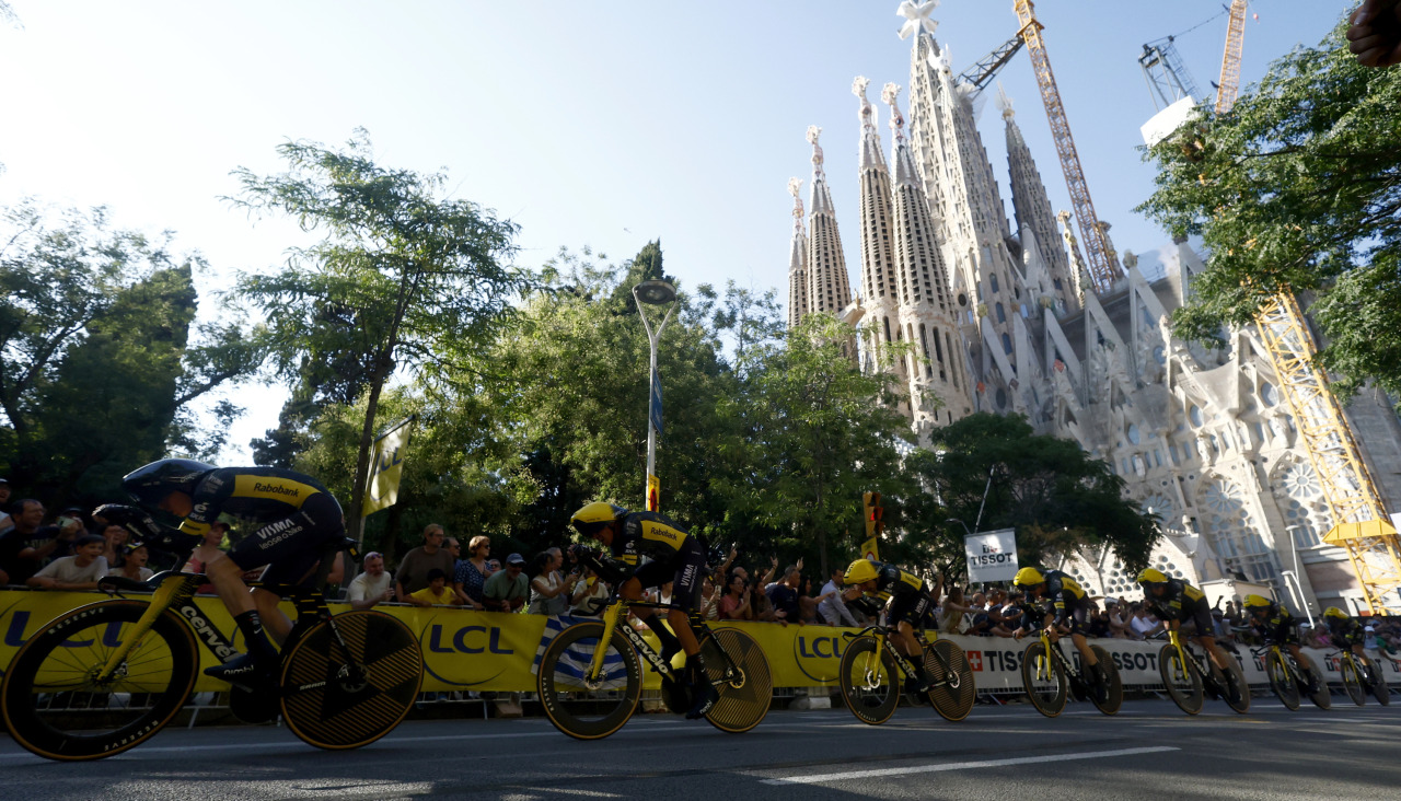 Vingegaard y el Team Visma a su paso por la Sagrada Familia