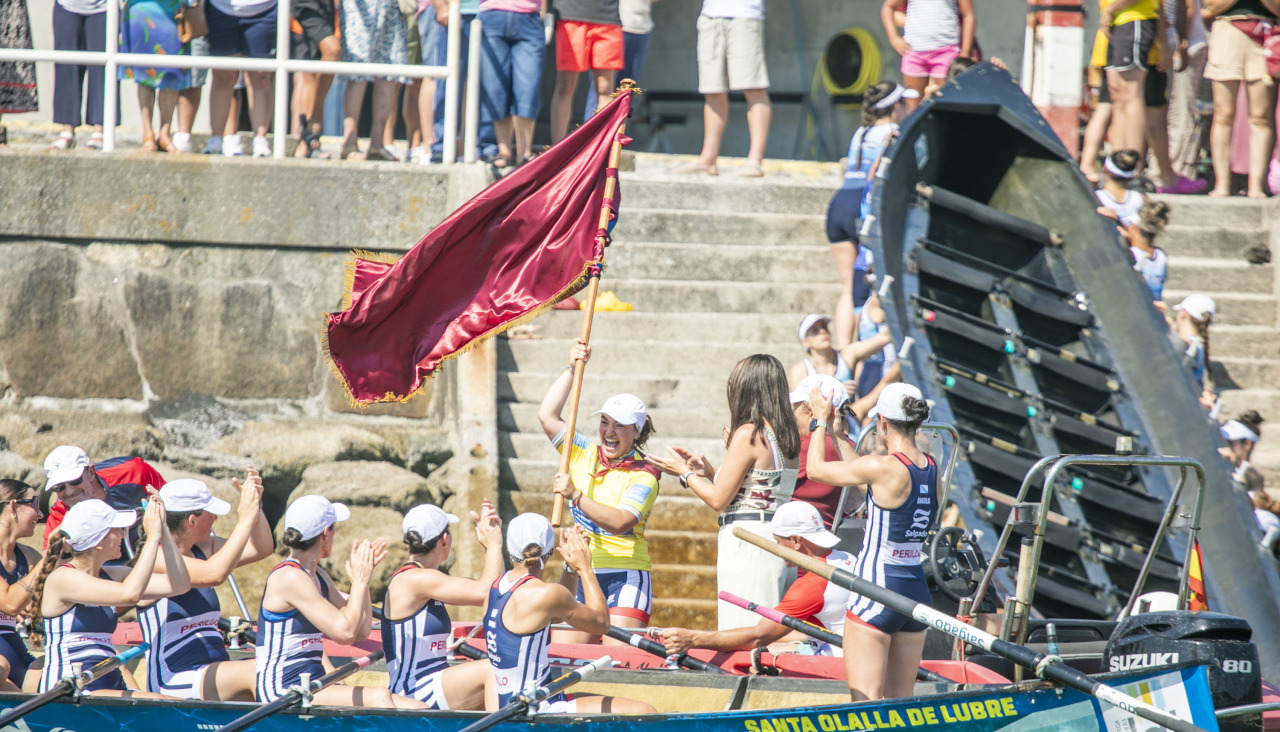 La capitana de Salgado-Perillo ondea la bandera ganada en Esteiro