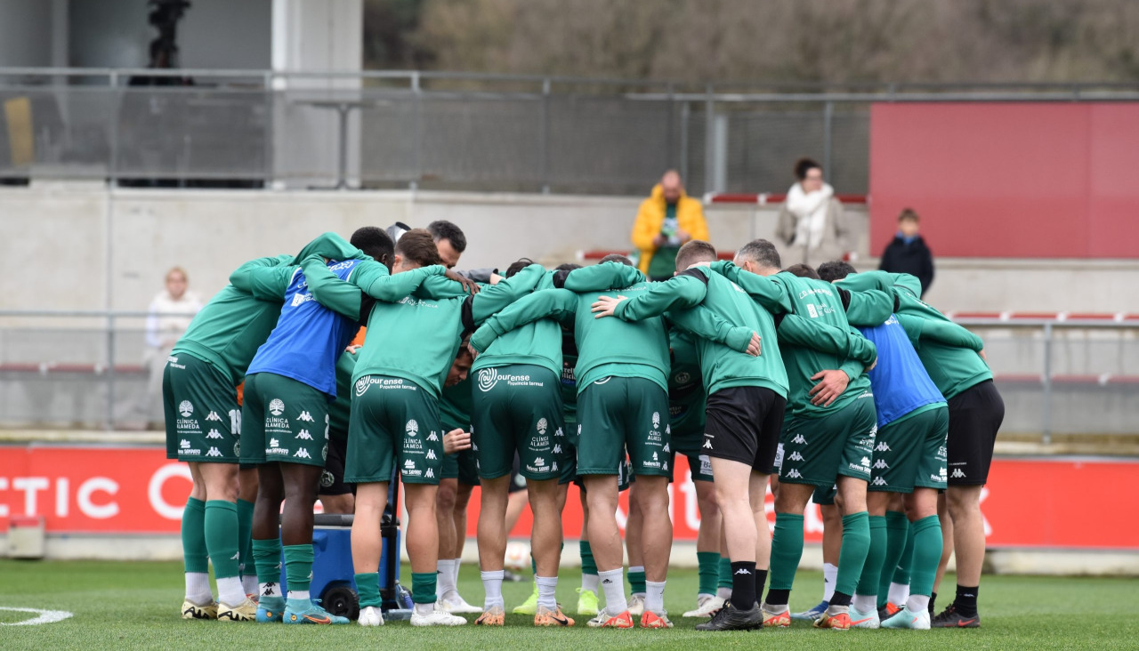 Los jugadores del Arenteiro se abrazan antes de un partido contra el Athletic B