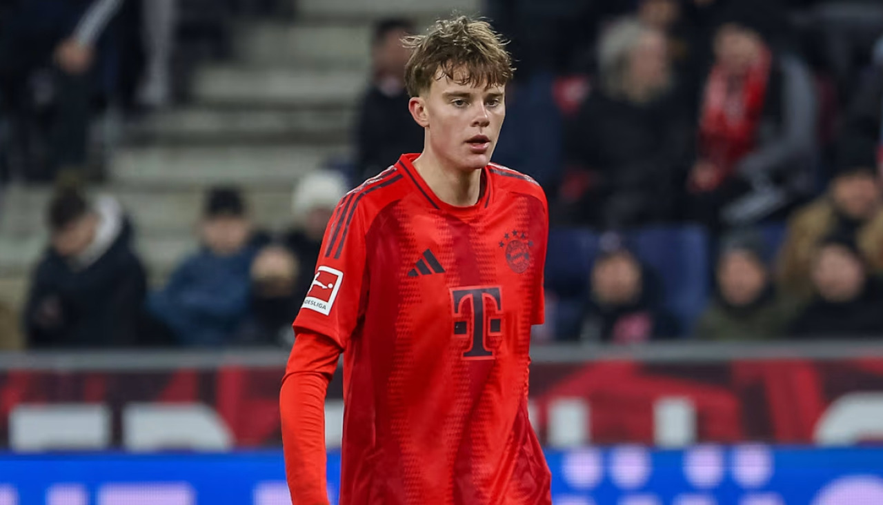 Asp Jensen durante un partido de Bundesliga con el Bayern