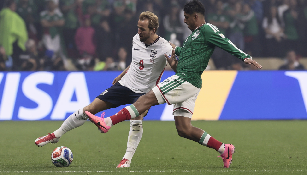 Kane controla el balón en el México-Inglaterra