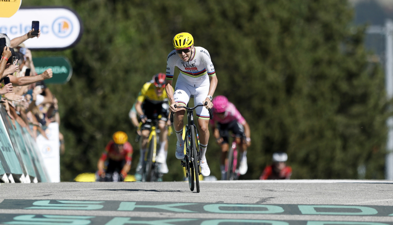 Tadej Pogacar fue el más potente en el sprint final para hacerse con la victoria de etapa