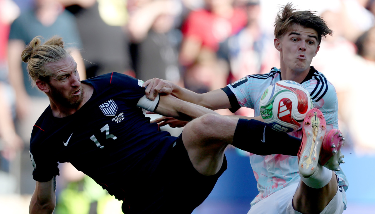 Tim Ream y Charles De Ketelaere durante el partido entre Estados Unidos y Bélgica