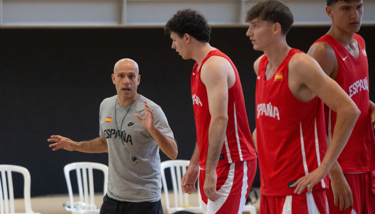 Carles Marco da instrucciones a uno de sus jugadores durante un entrenamiento
