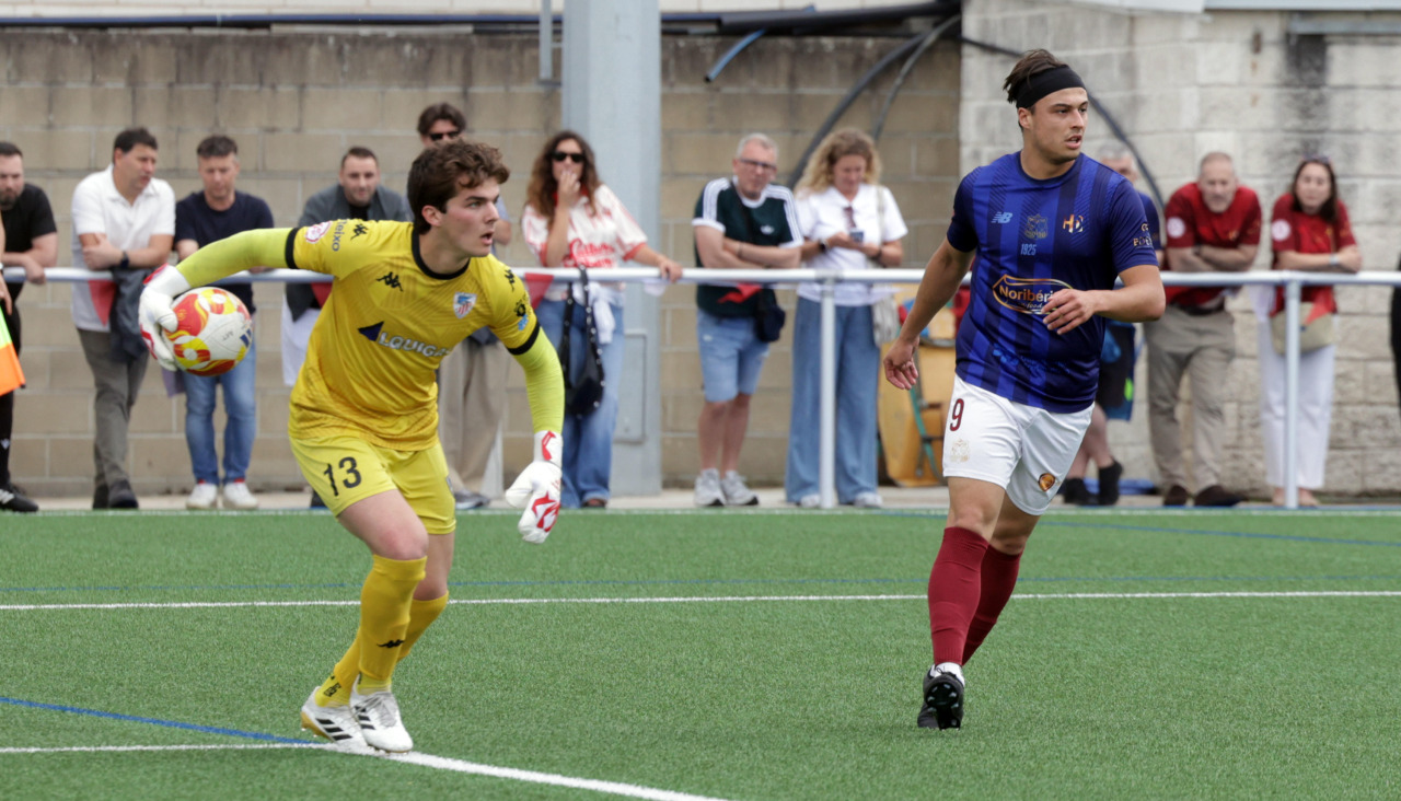 Carlos García durante el playoff de ascenso entre Atlético Arteixo y Estradense