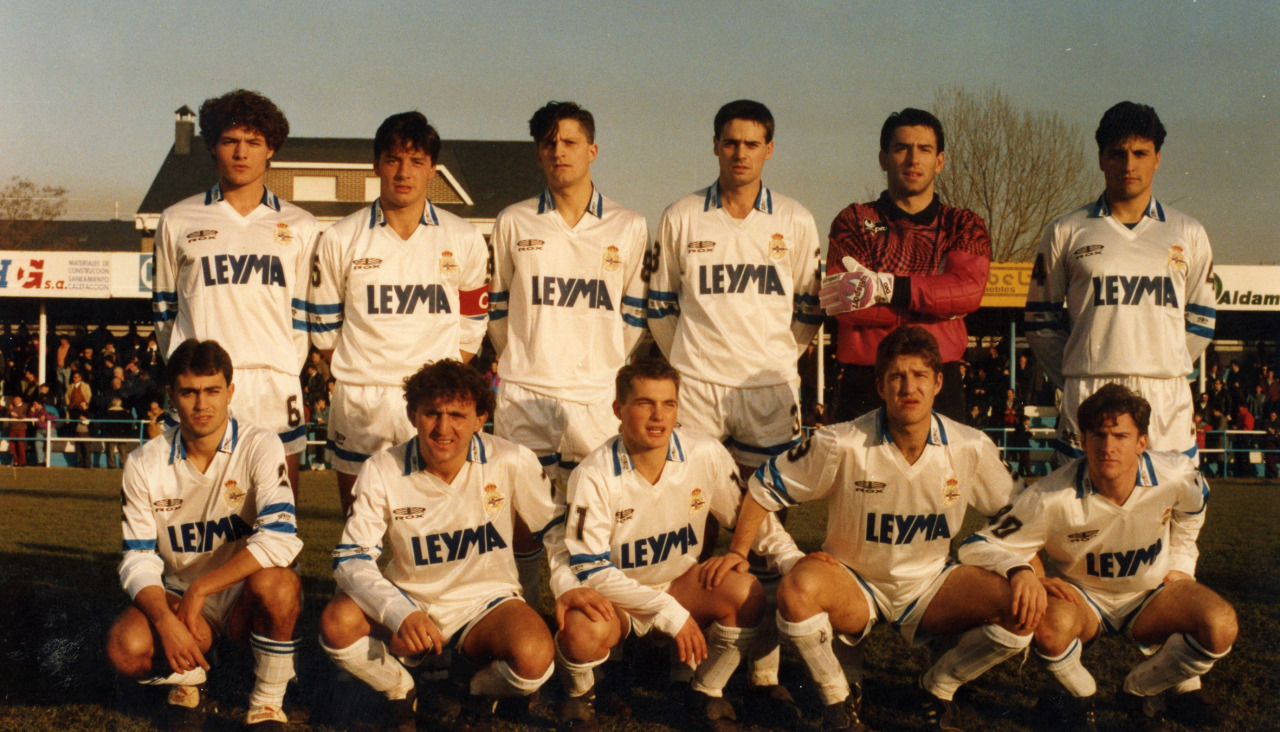Un once del Fabril con la equipación suplente blanca de Rox, en su visita a la Ponferradina en la temporada 1991-92