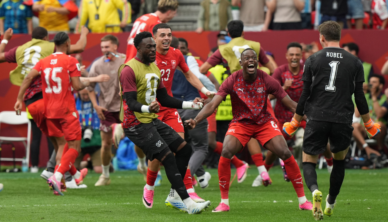 Los jugadores de Suiza celebran el pase a cuartos ante Colombia