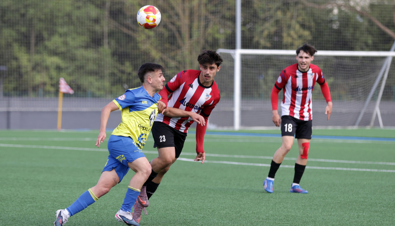 Atlético Arteixo-Juventud Cambados de Tercera RFEF, el pasado mes de abril
