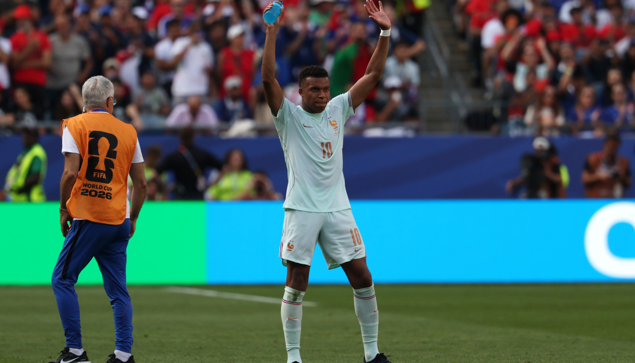 Mbappé levanta los brazos durante el encuentro