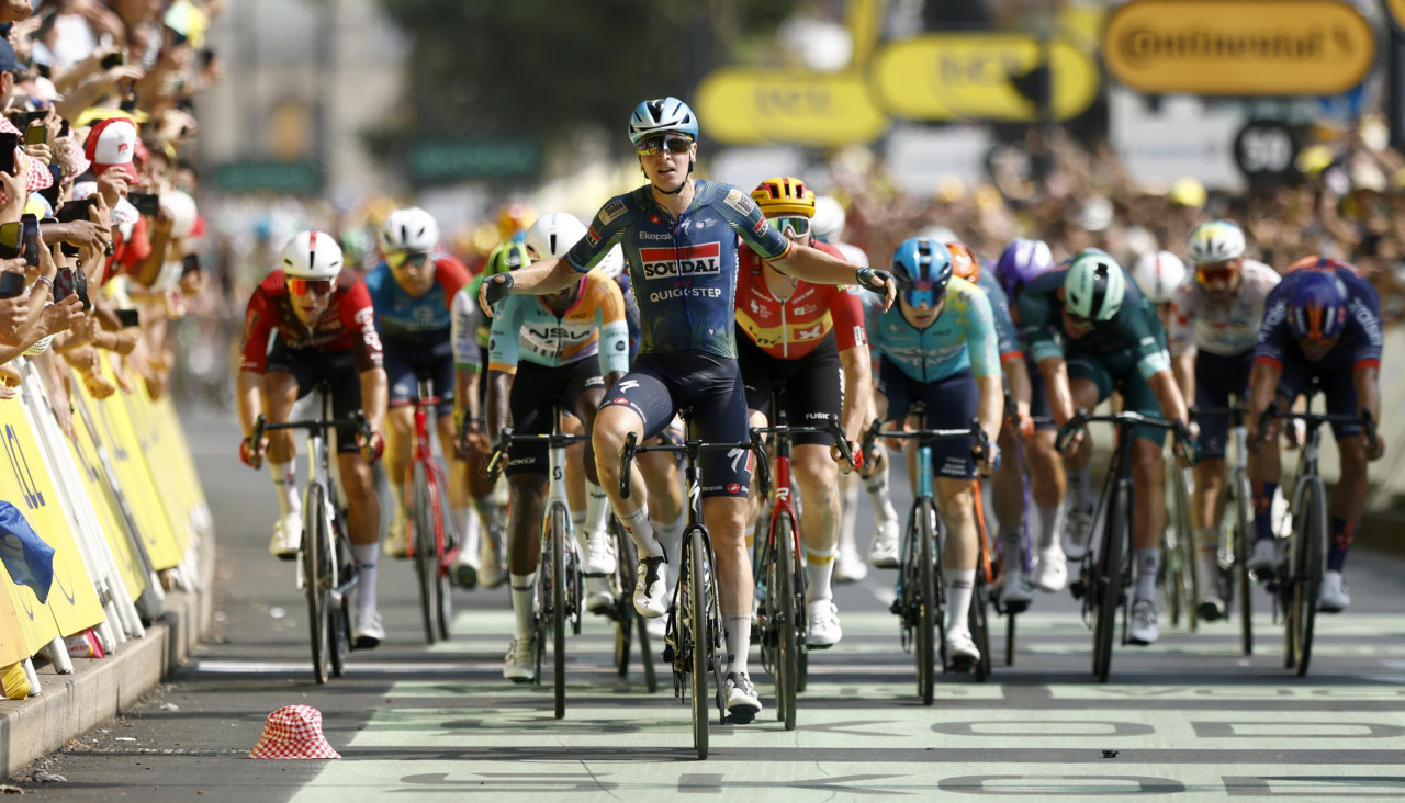 Tim Merlier celebra su triunfo en la séptima etapa del Tour de Francia 2026 nada más cruzar la meta de Burdeos