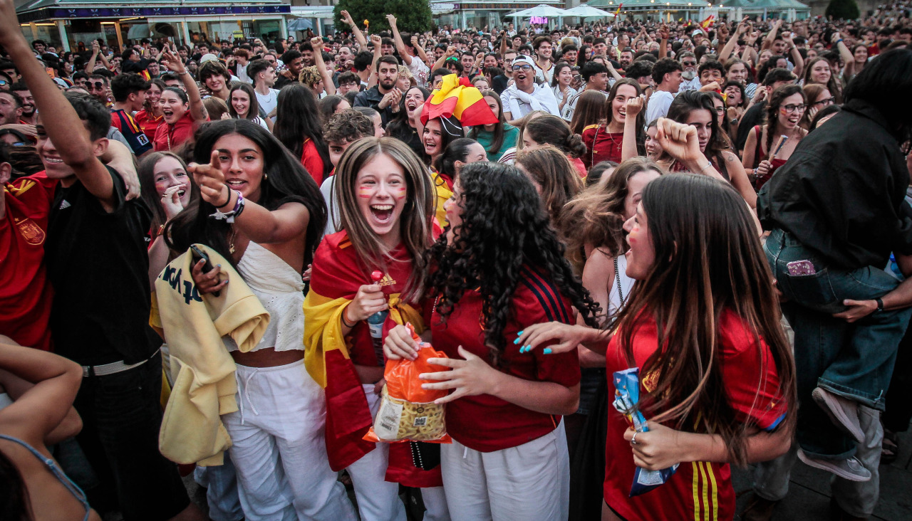 Cientos de aficionados acudieron a la Plaza para ver el España-Bélgica en la pantalla gigante del Concello