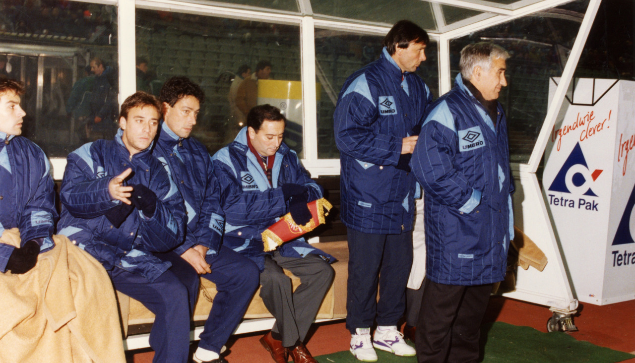 El banquillo del Deportivo en la fría noche de Frankurt, en el partido de ida de la eliminatoria de la Copa de la UEFA 1993-94 ante el Eintracht, ataviado con abrigos Umbro sin personalización deportivista