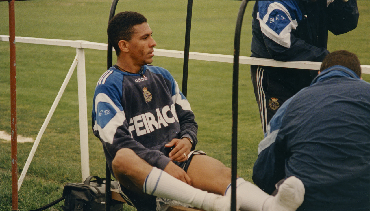 Djalminha, en un entrenamiento en A Torre, con una sudadera de entrenamiento Adidas con el escudo del Deportivo