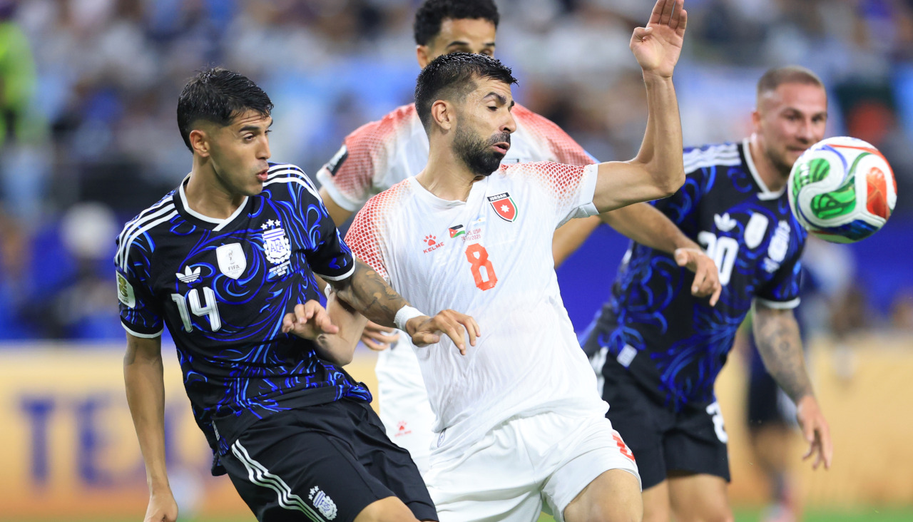 Noor Al Rawabdeh disputa un balón con Exequiel Palacios en el partido del grupo J del Mundial entre Argentina y Jordania, que con su puesto 73 en el ranking FIFA ha sido el rival más ‘sencillo’ de los cuatro semifinalistas