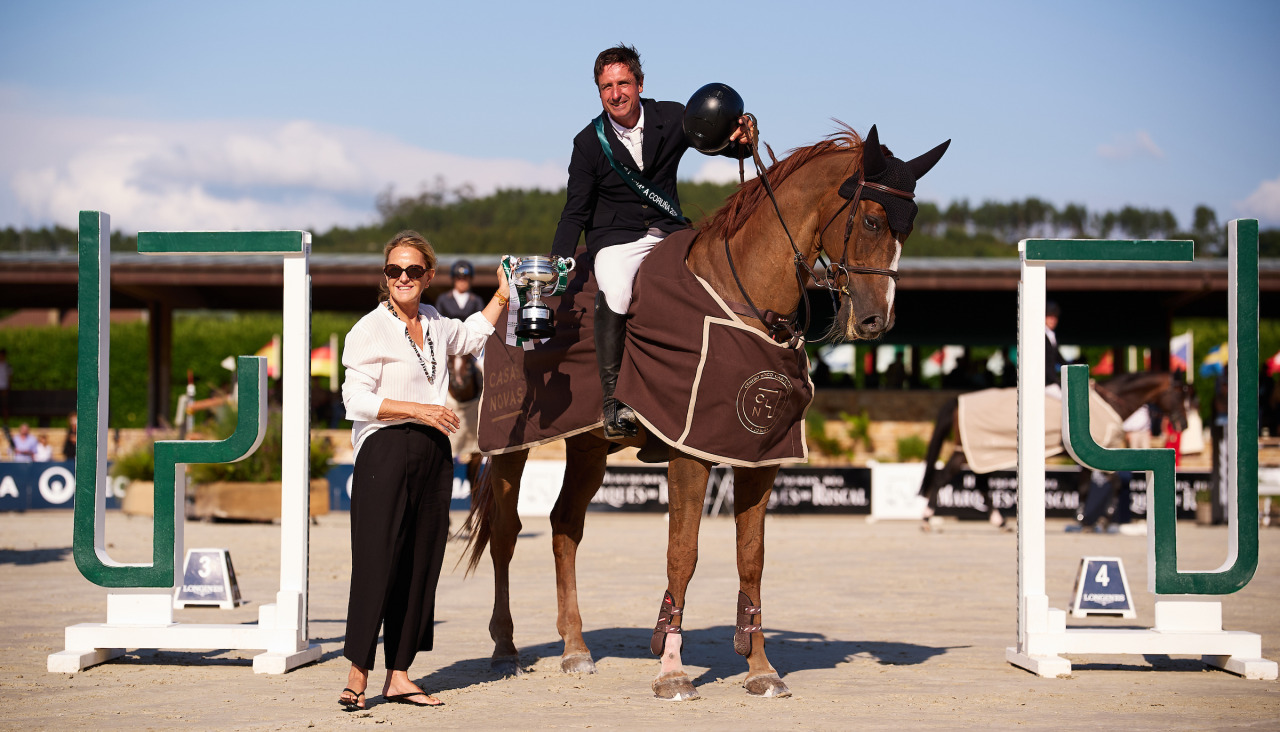 Flora Pérez junto a Iván Serrano Sáez, ganador del Gran Premio Casas Novas Trofeo Marqués de Riscal