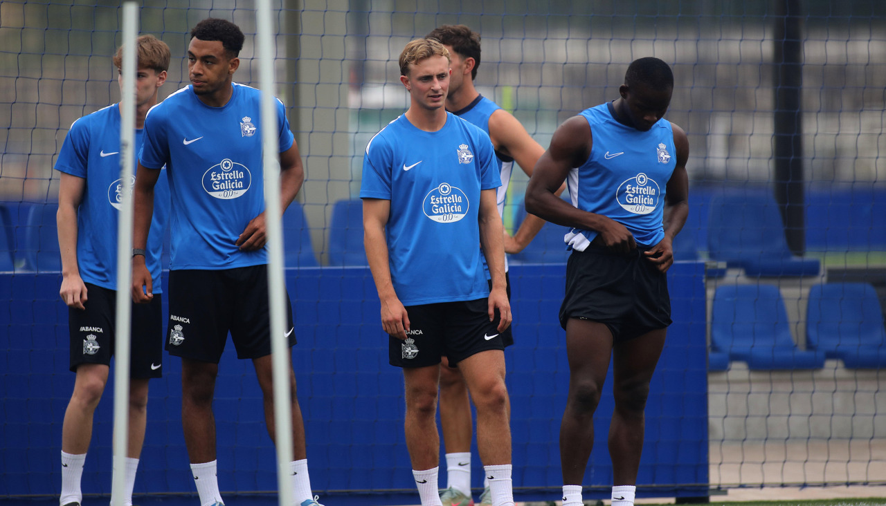 Teun Gijselhart en Abegondo junto a Bright Ede y Bil Nsongo