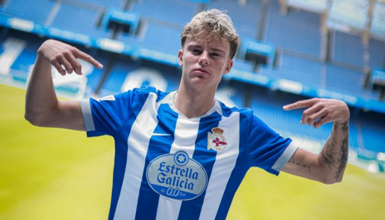 Asp Jensen posa con la camiseta del Deportivo en Riazor