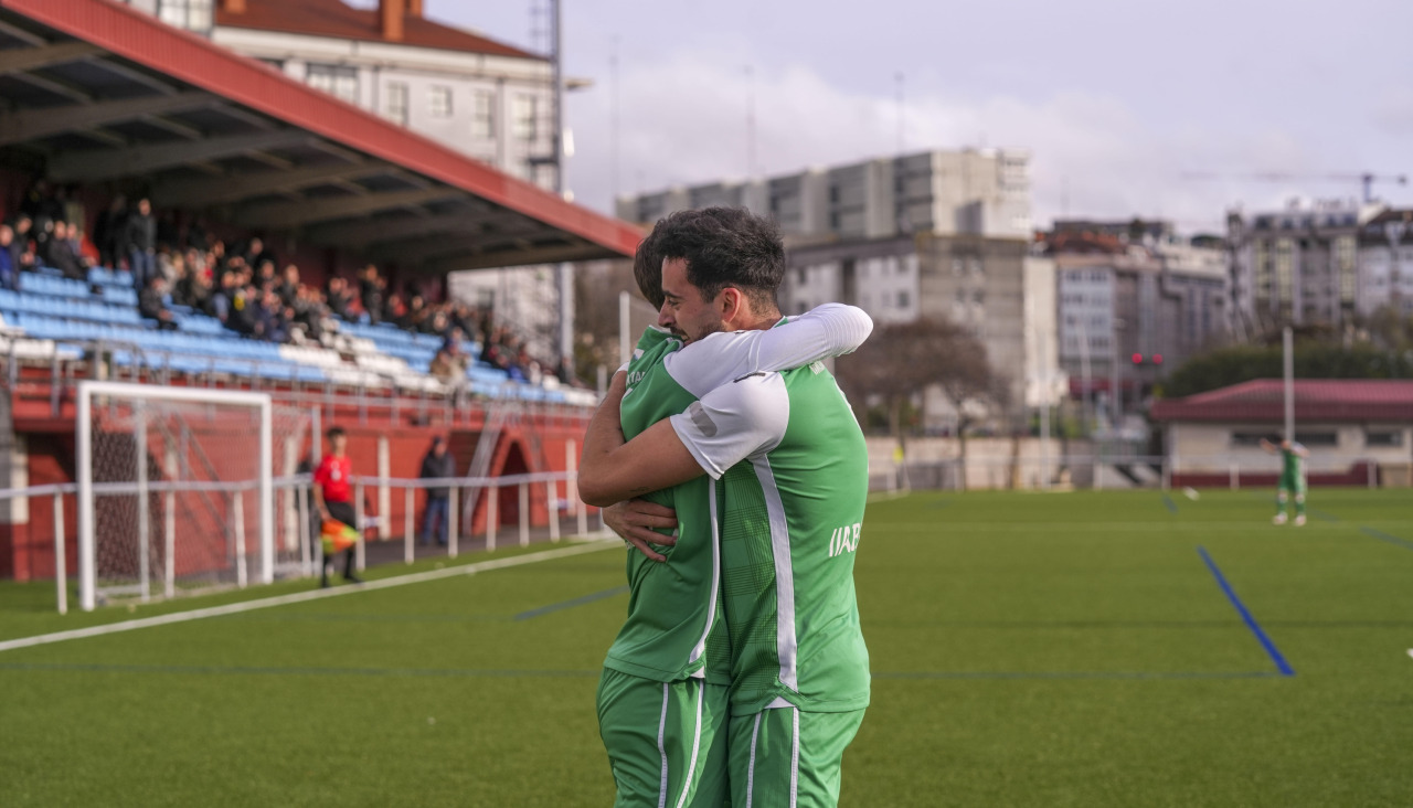 Dos jugadores del Ural se abrazan tras un gol ante el Relámpago la pasada temporada en Primera Futgal