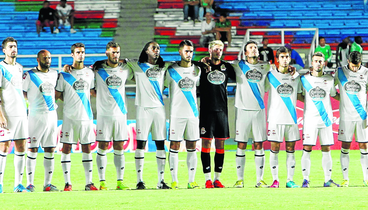 26 julio 2014FútbolLFP World ChallegePretemporadaGira por ColombiaDeportivo Cali - Deportivo 3-1Fotografía del minuto de silencio que guardó la plantilla por el aniversario de las víctimas del accidente de tren en Angrois