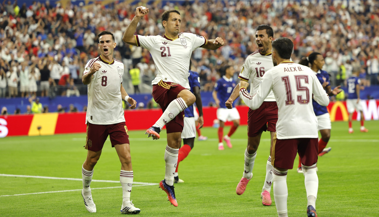 Jugadores de España celebran un gol de Mikel Oyarzabal (c) este martes, en el partido de semifinales del Mundial de la FIFA 2026 entre Francia y España en el estadio AT&T en Arlington (Estados Unidos).
